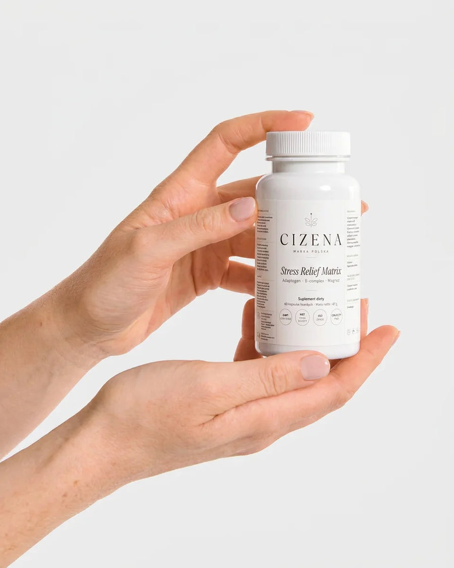 Bouteille suplementu Cizena Stress Relief Matrix trzymana w naturalnych dłoniach kobiety - polska marka adaptogen B-complex magnez